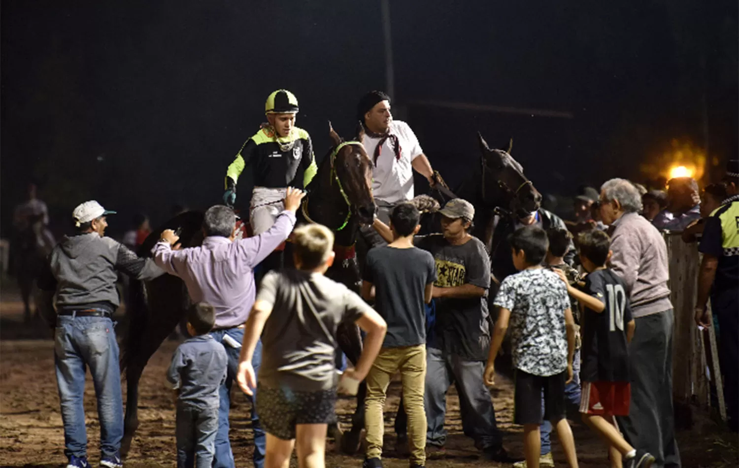 ¡LA HORA DE CELEBRAR! El jinete Edgar Ramos celebra sobre la montura de Too Big To Fail el triunfo logrado en la central.