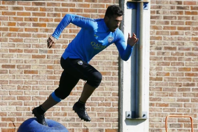 Tevez se entrenó en Casa Amarilla y será titular el jueves contra Rosario Central