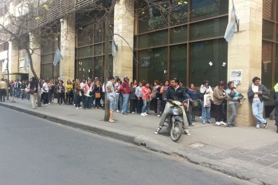 Largas colas en los bancos presagian una jornada caótica en la City