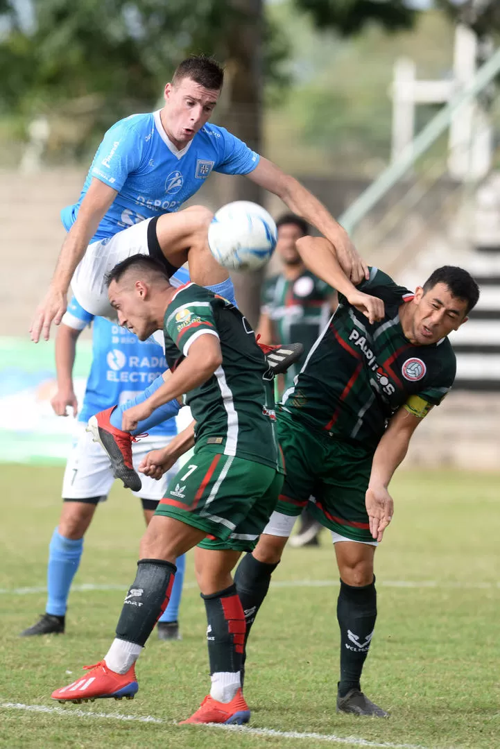 TAPONES DE PUNTA. Cabrera, de Estudiantes, despeja ante Pavón y Pérez. LA GACETA / FOTO DE DIEGO ARÁOZ