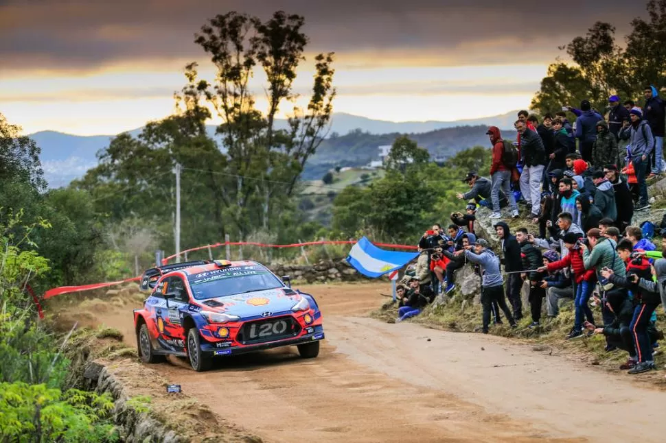 JUSTO. Neuville aprovecha toda la amplitud de la curva con el Hyundai. Los fanáticos miran, sacan fotos, se maravillan y, como el piloto, llegan hasta el borde del camino. Red Bull Content Pool 