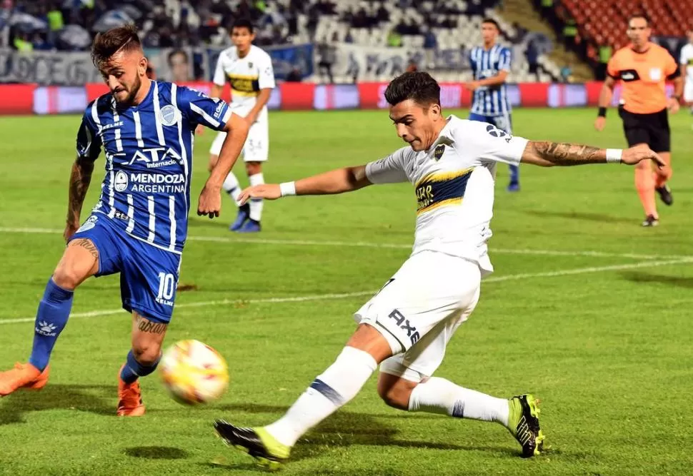 DESEQUILIBRIO Y GOL. Pavón fue una pesadilla para el fondo del “Tomba”. Marcó el primer gol del juego y, además, complicó en todo momento con su gambeta. telam