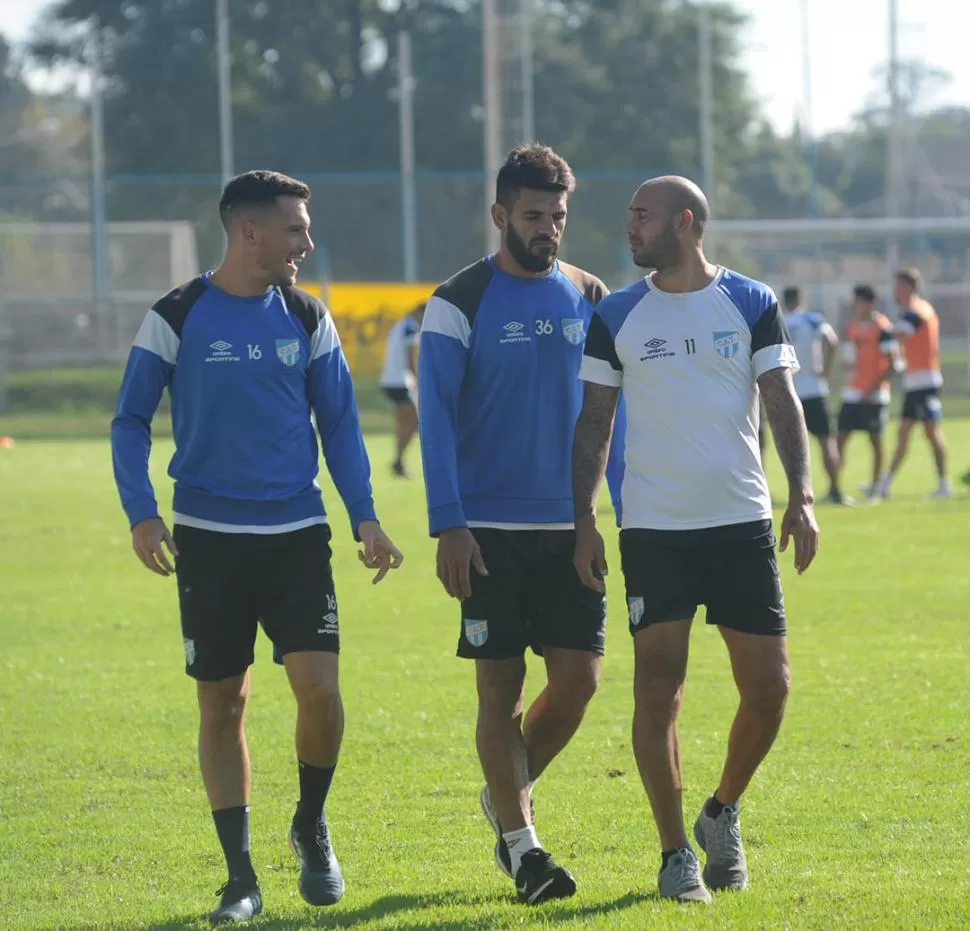 AYER. El delantero camina en Ojo de Agua con Abero y Mercier, durante el entrenamiento matutino. la gaceta / foto de hector peralta