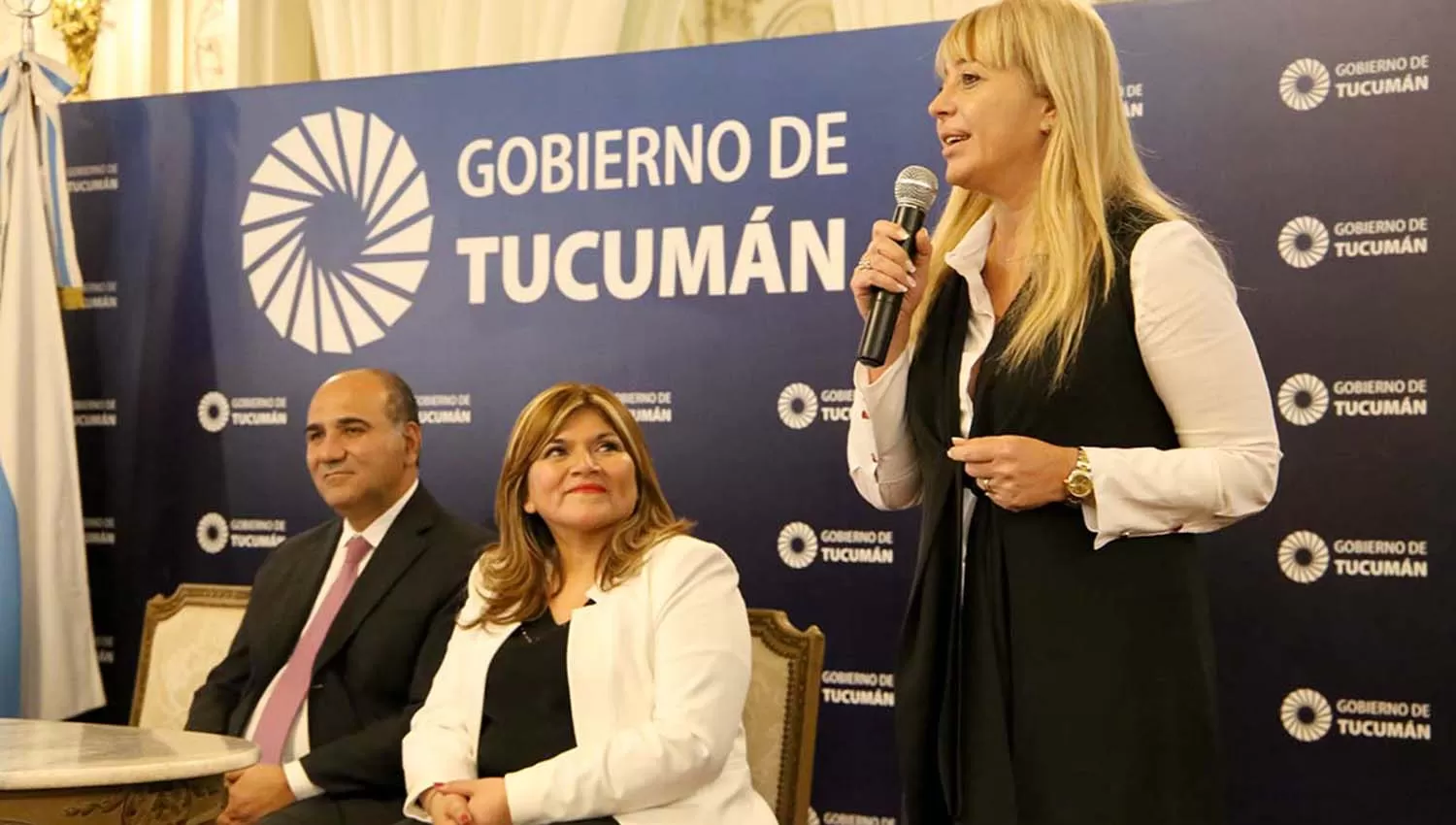 Norma Iglesias, titular de la Dirección de Enfermería, entre Manzur y Chahla.