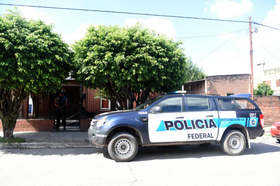 UN DE LOS DOMICILIOS ALLANADOS. La División Antidrogas efectuó operativos en la zona sur de la ciudad. la gaceta / foto de Javier Corbalán