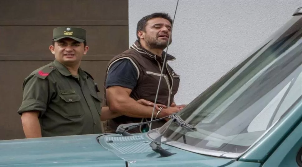 ACOMPAÑADO POR UN POLICIA. Cabezas es llevado detenido.  el tribuno / foto de Javier Corbalán