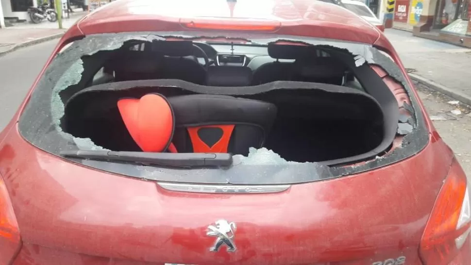 ATAQUE. Desconocidos rompieron la luneta del auto para concretar el robo.  