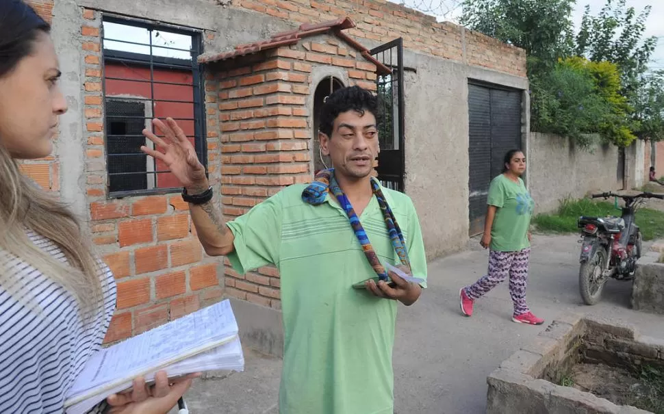 FAMILIARES. Oscar Guerra dijo que el barrio es “tierra de nadie” y que la inseguridad mató a su padre. la gaceta / foto de hector peralta