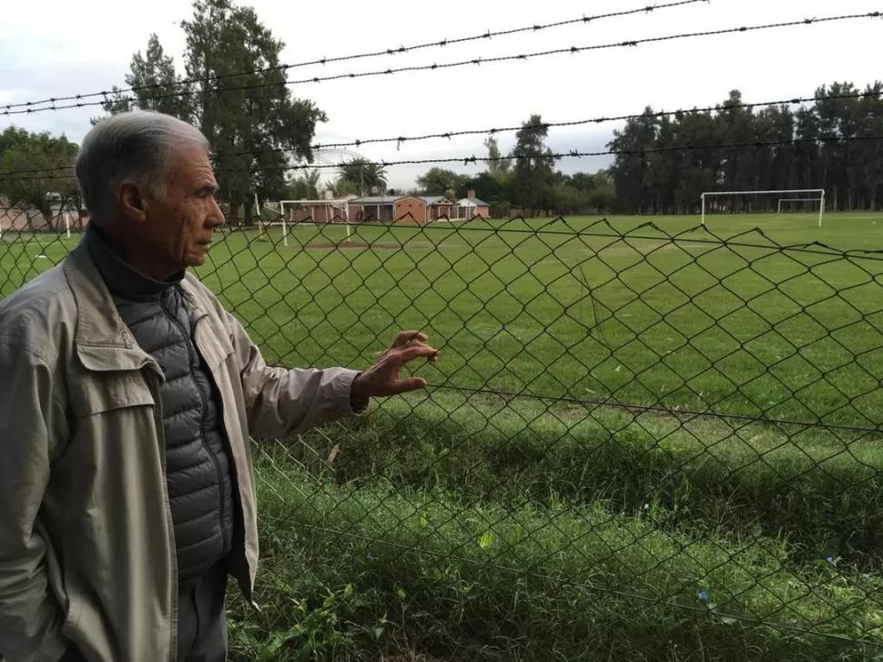 SU LUGAR EN EL MUNDO. Hugo es un hombre apegado a sus raíces familiares, por eso nunca abandonó su casa de El Empalme (Ranchillos) donde nació. En la foto, posa junto a la cancha que tiene en su finca.   