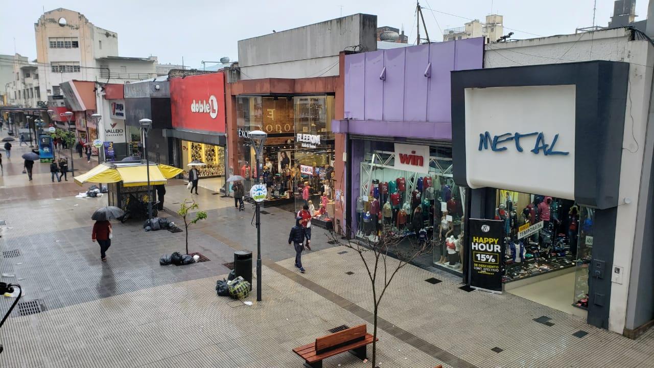 Dispar acatamiento al paro: comercios y oficinas públicas abiertas, bancos y escuelas cerrados