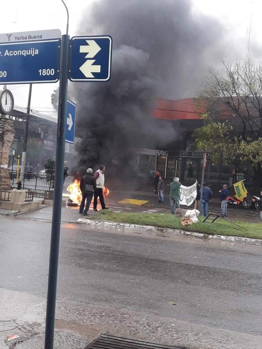 Por el paro, protestan y cortan calles en varios puntos de la provincia