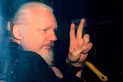 Julian Assange fue condenado a casi un año de cárcel