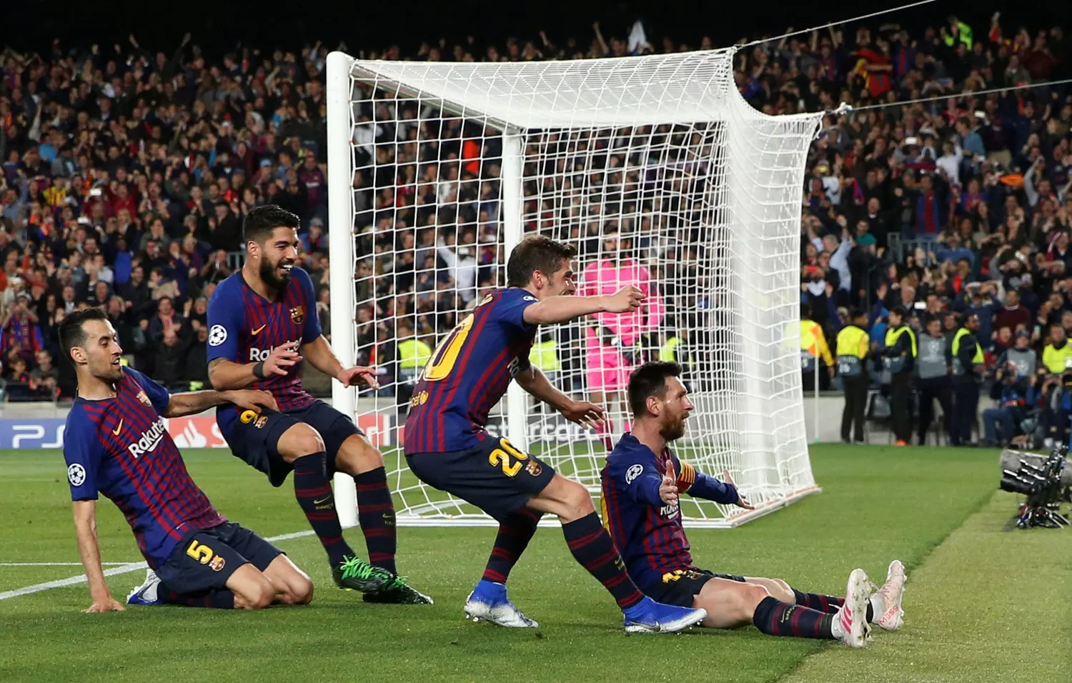 PURA ALEGRÍA. Messi y parte del plantel festejan el 3-0 sobre Liverpool. REUTERS.