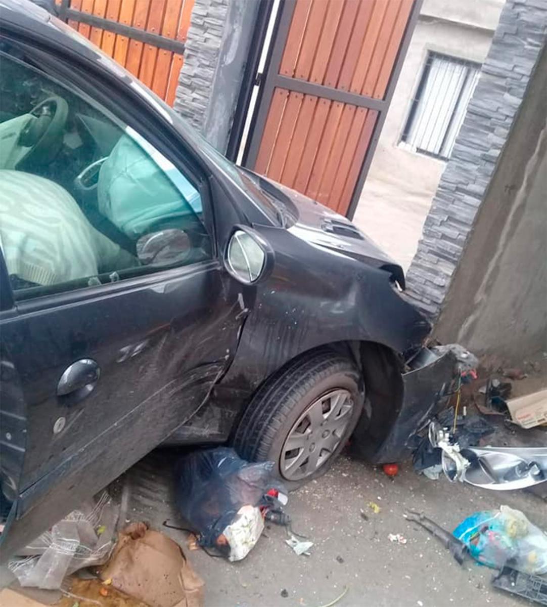 Un auto trepó a la vereda y se incrustó en una casa