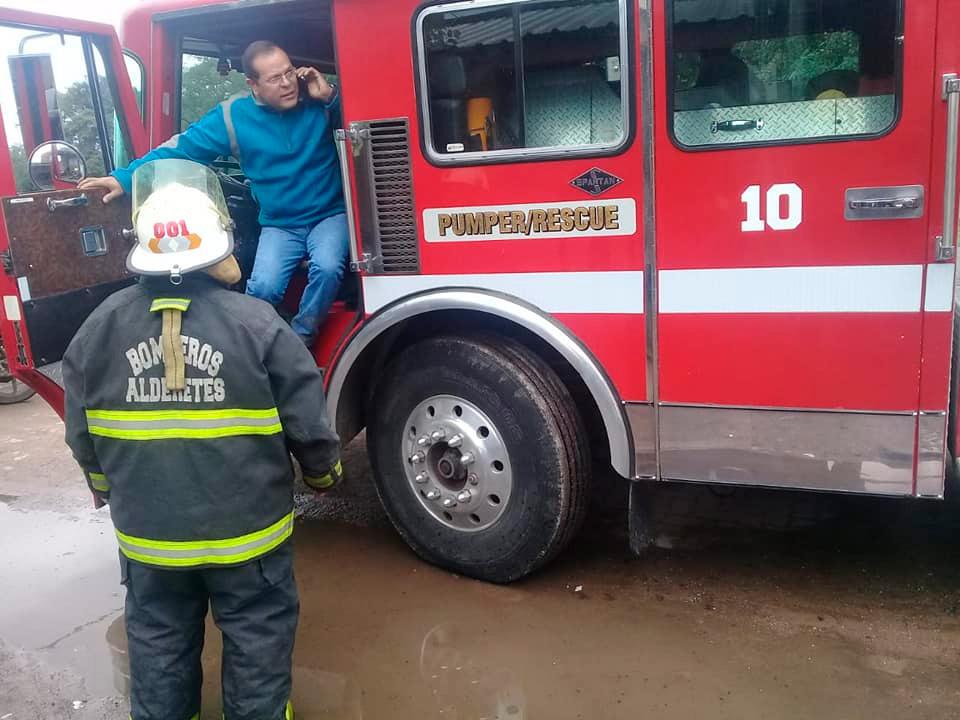 Un auto trepó a la vereda y se incrustó en una casa