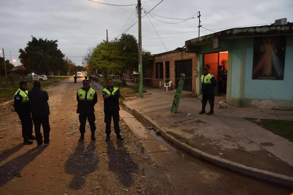 TRAGEDIA EN BARRIO CGT. La Justicia ordenó una autopsia para confirmar si el cadáver de la mujer presentaba una herida de bala u otra lesión. la gaceta / foto de diego aráoz