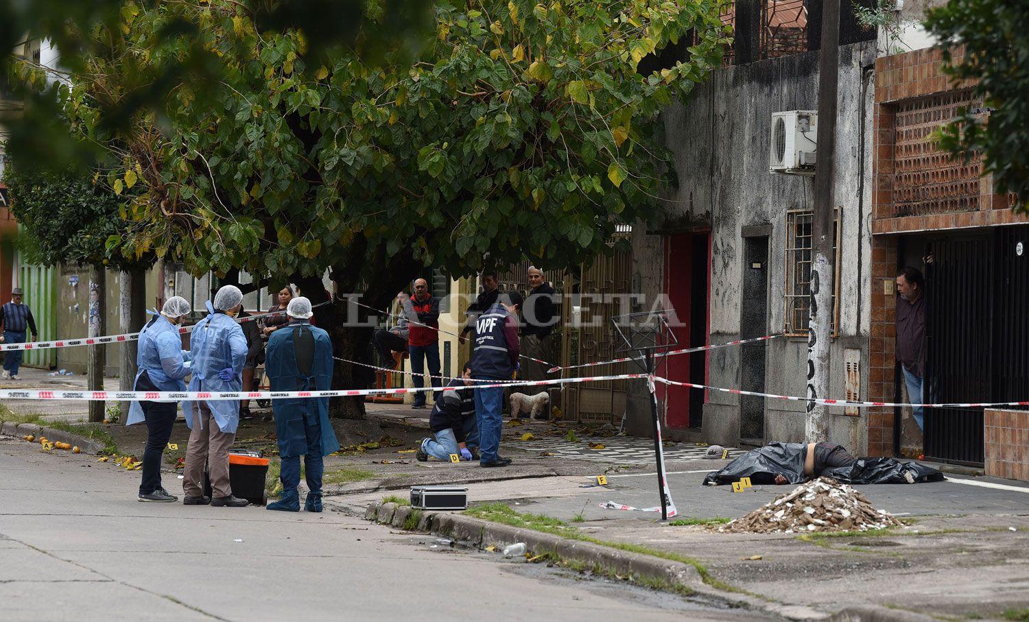 INVESTIGACIÓN. Un cuerpo apareció en una vereda de una casa en Villa 9 de Julio.