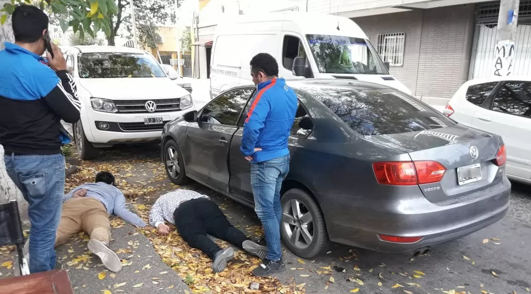 El momento en el que los sospechosos eran detenidos. 