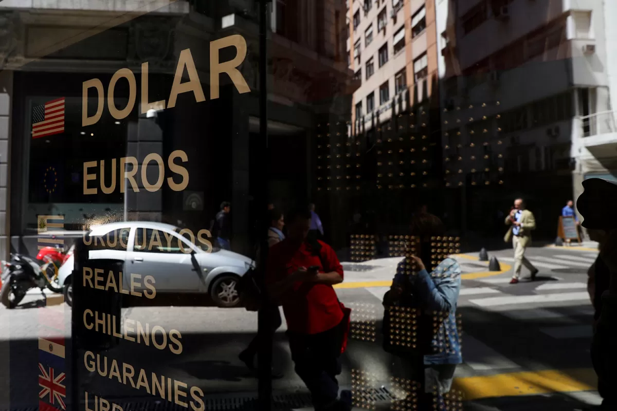 EN LAS PIZARRAS. El dólar terminó la semana en $ 45,55 por unidad