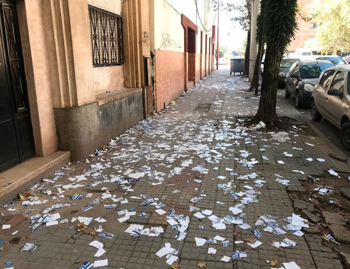 Luego de un acto político, la vereda quedó tapada de basura de todo tipo