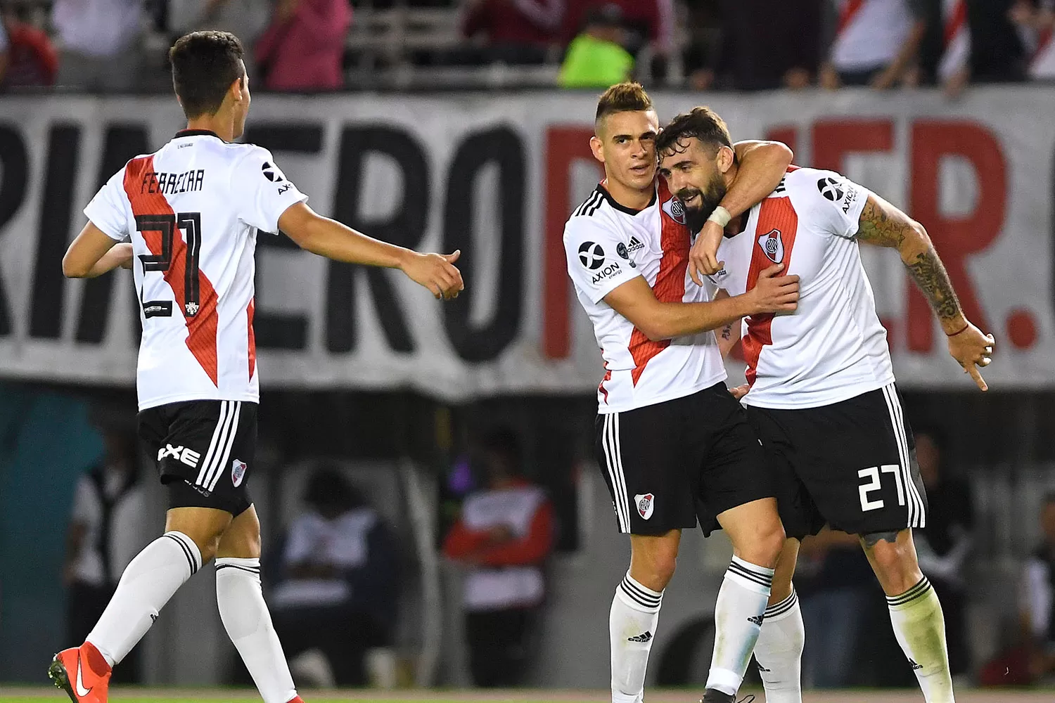 FELICIDAD. Lucas Pratto hizo su gol y lo celebró con sus compañeros.