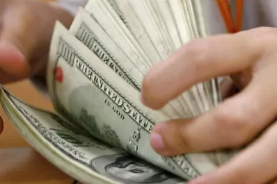 El dólar retrocedió 40 centavos, a $ 45,55, en línea con la región