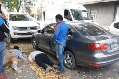 Alerta por ladrones que usan inhibidores de alarma para robar en zonas de bancos y comercios