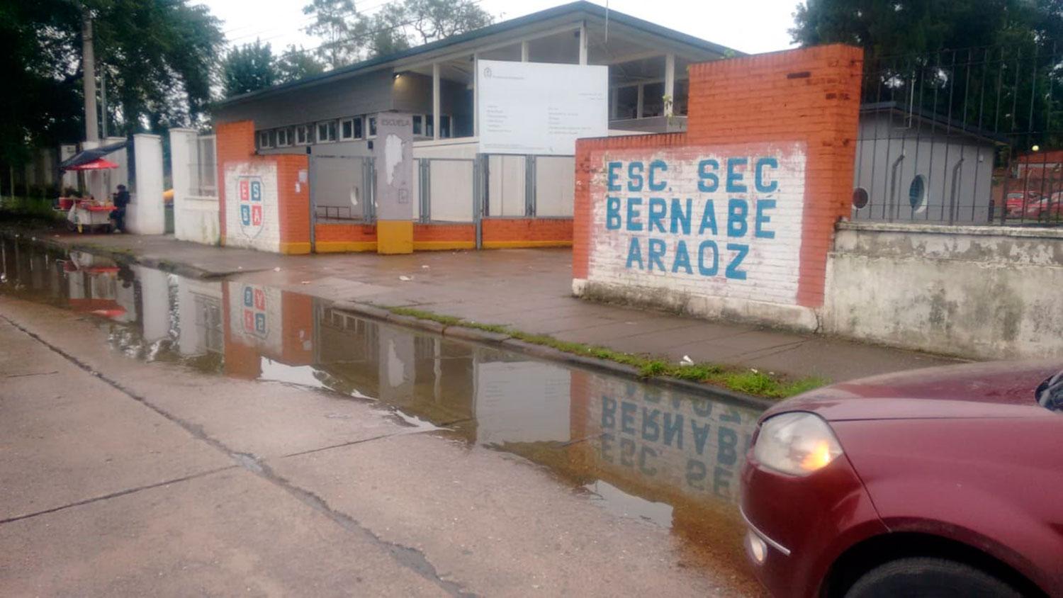 Luego de un acto político, la vereda quedó tapada de basura de todo tipo