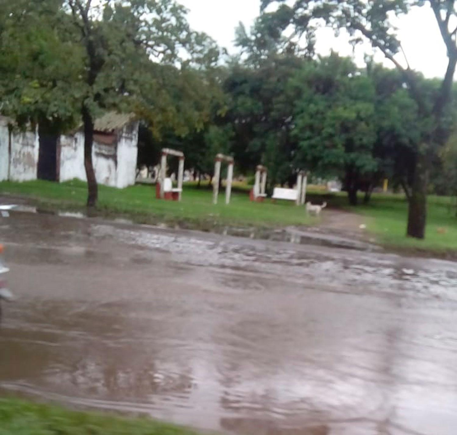 Luego de un acto político, la vereda quedó tapada de basura de todo tipo