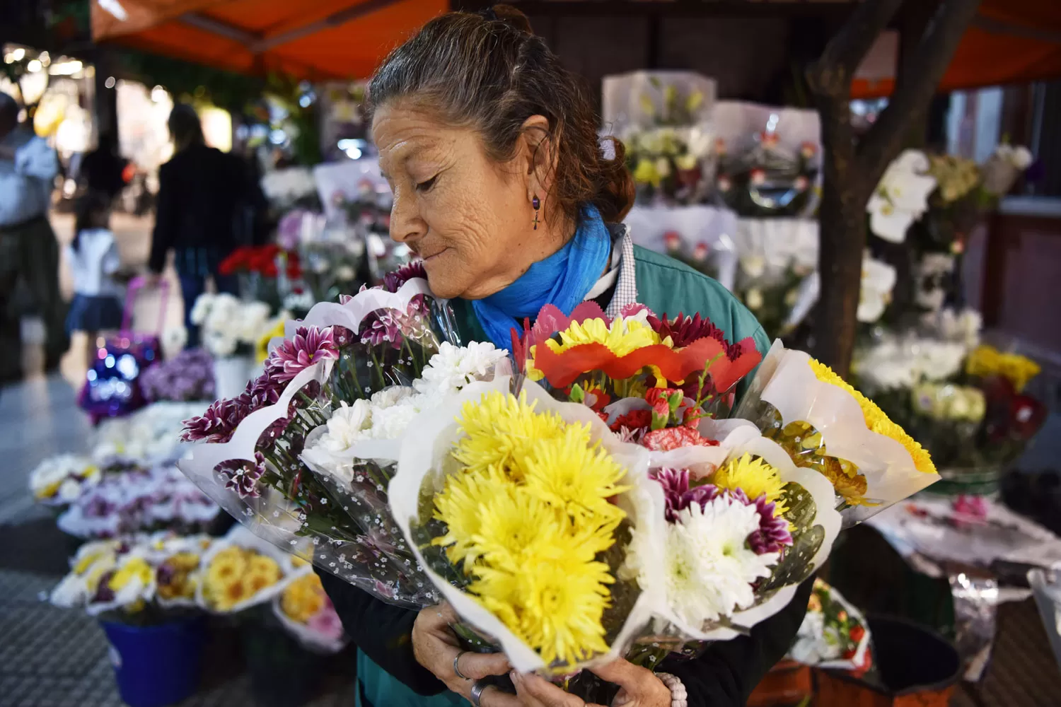 TRADICIÓN. Eli aprendió el oficio de su padre y abuelo, el primer florista de Tucumán. LA GACETA / FOTOS DE INES QUINTEROS ORIO