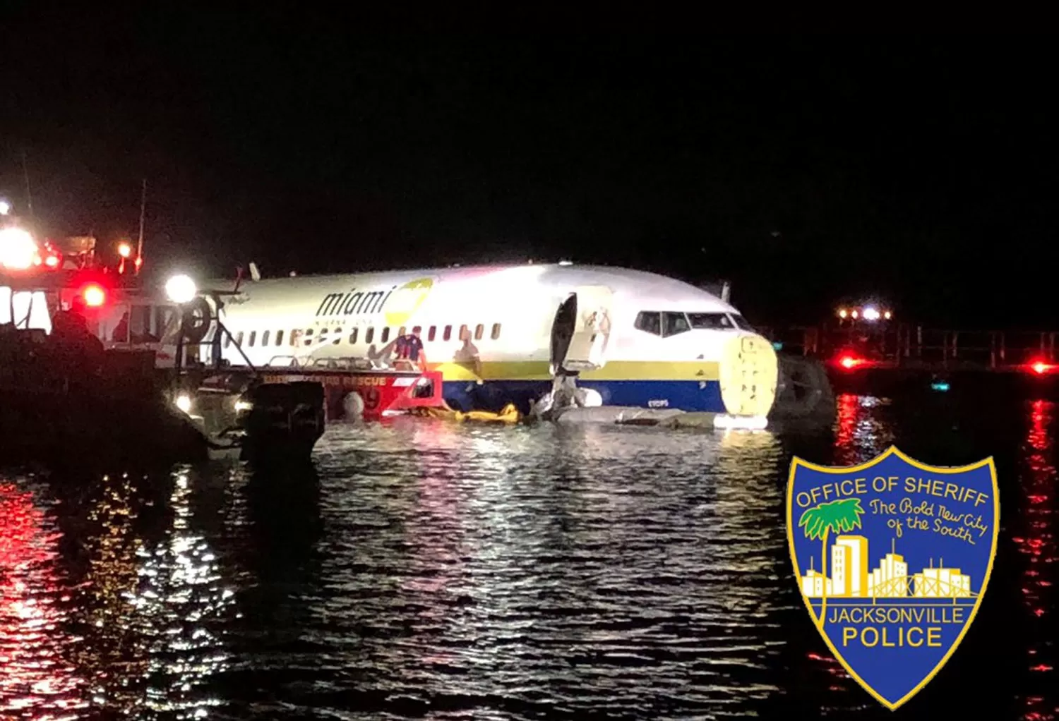 Estados Unidos: se despistó un avión con 136 pasajeros y terminó en el río