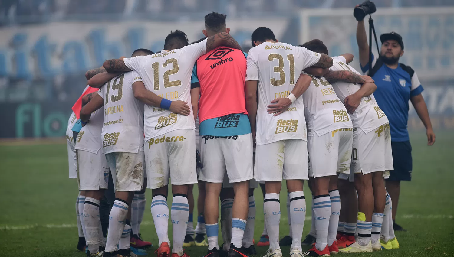 Los jugadores festejaron luego del triunfo ante la T. LA GACETA/FOTO DE FRANCO VERA