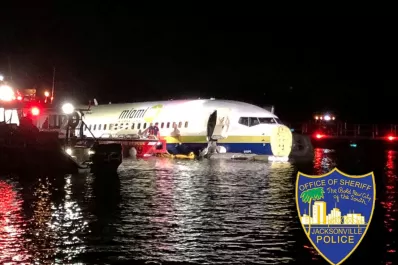 Estados Unidos: se despistó un avión con 136 pasajeros y terminó en el río