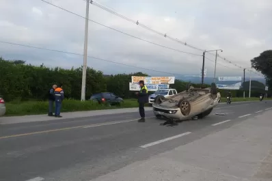 Triple choque en la Curva de los Vega: un auto terminó volcado en medio de la ruta