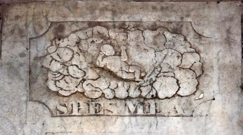 CABEZA DEL EPITAFIO. La figura del Niño Dios y la leyenda “Spes mea” es lo único que se conserva en la lápida de Molina. 