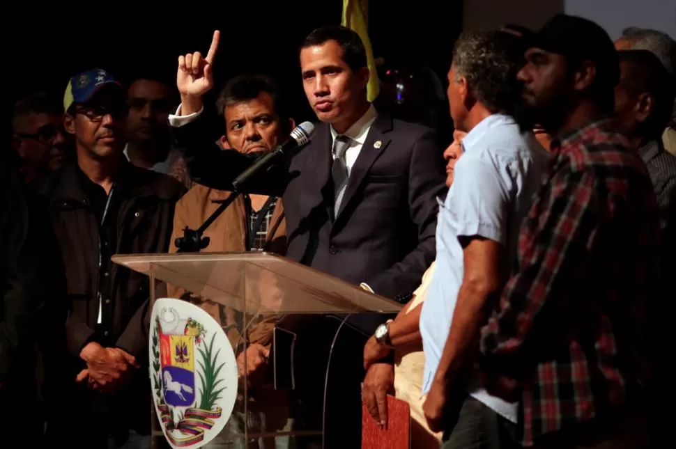 BUSCA APOYO. Guaidó habló ante obreros de la petrolera estatal PVDSA.  fotos Reuters