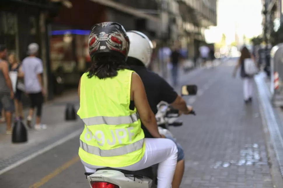 LO QUE SERÍA IDEAL. La imagen fue tomada en una calle de la ciudad de Buenos Aires: casco y chaleco. buenosaires.gob