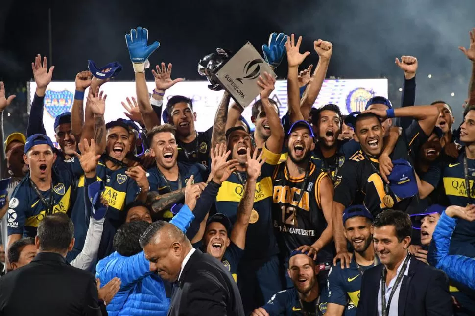 UN FESTEJO QUE SIRVIÓ COMO DESAHOGO. Los jugadores de Boca celebraron con todo el título que curó algunas heridas anteriores. telam