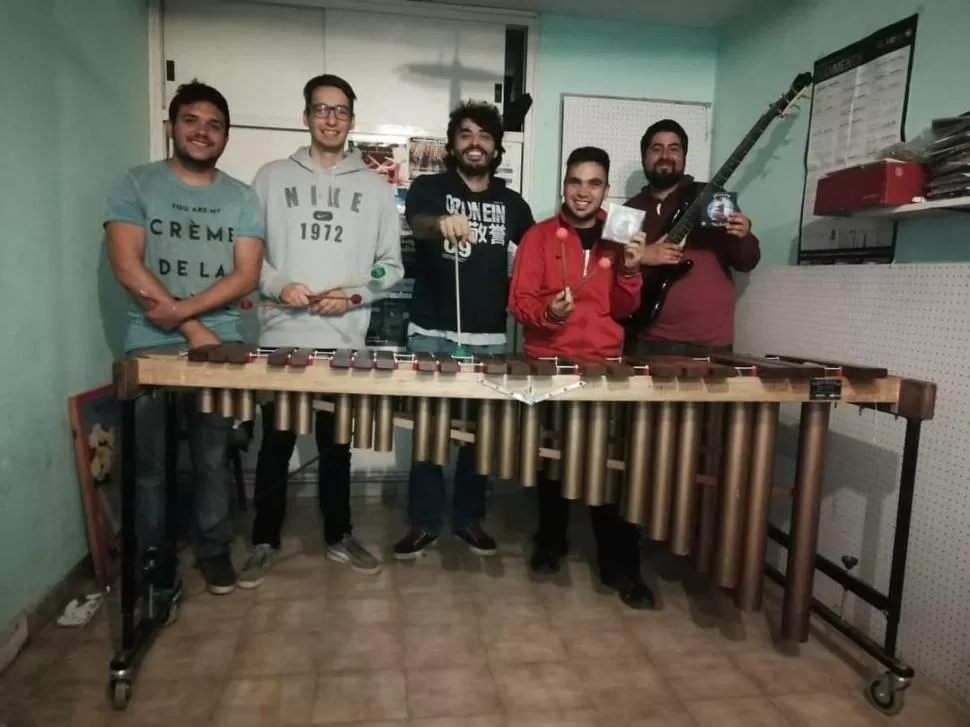 PLACAS Y TUBOS. Pablo Narvaja (al centro) y los músicos de La marimbanda, ante la portentosa marimba. 