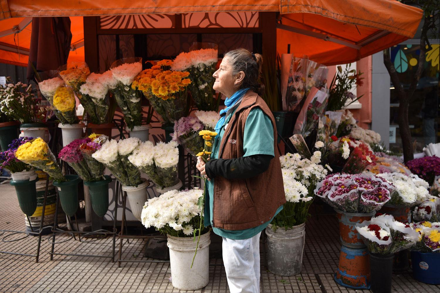 LA FELICIDAD. Eli dice que hablar con sus flores le da vida y energía.