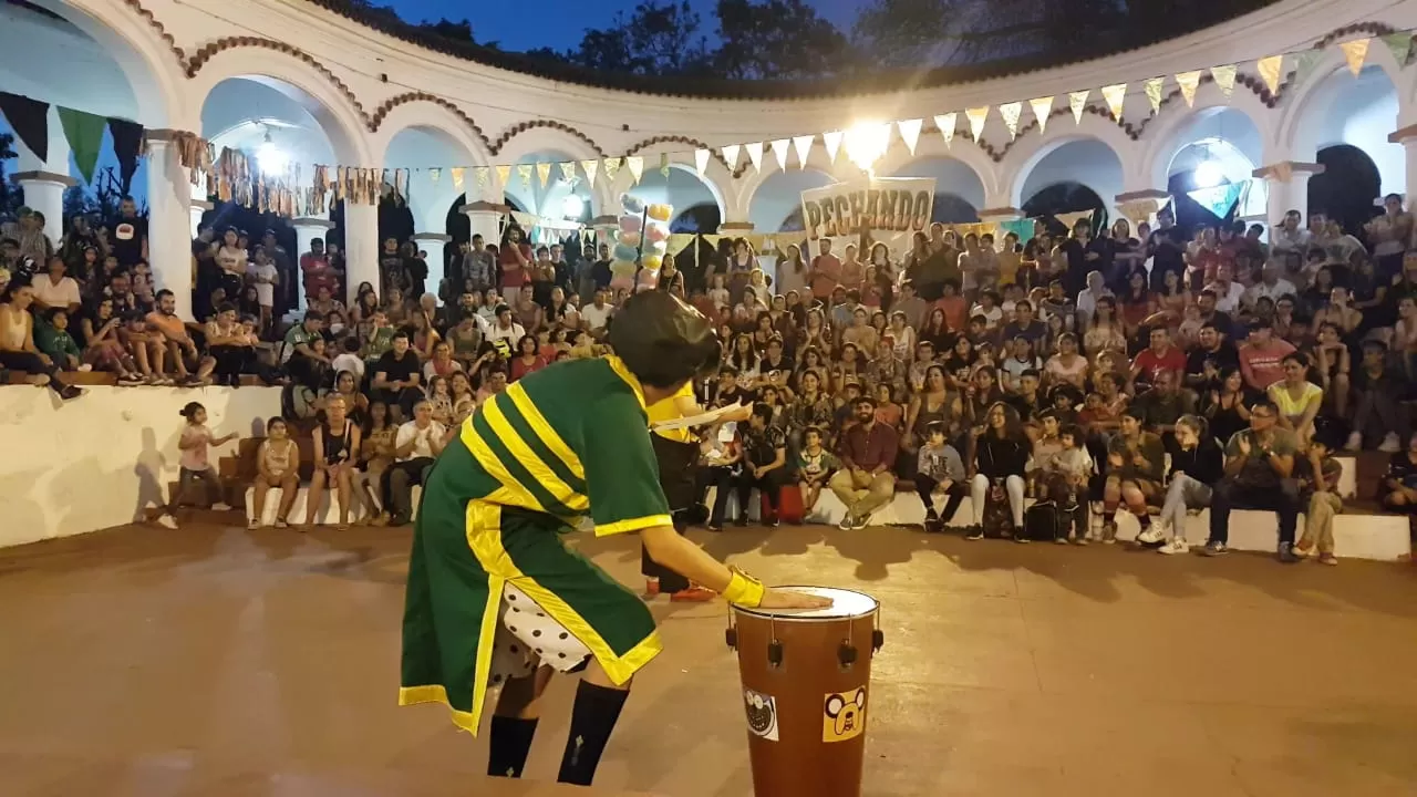 Plan de domingo: Piletonazo en el parque, a pura música y color