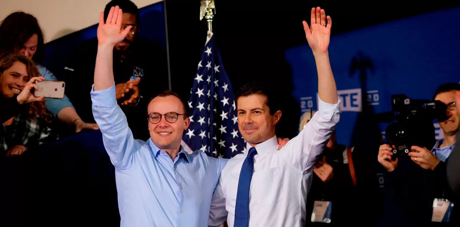 QUIERE HACER HISTORIA. Pete Buttigieg (derecha), con su marido Chasten. 