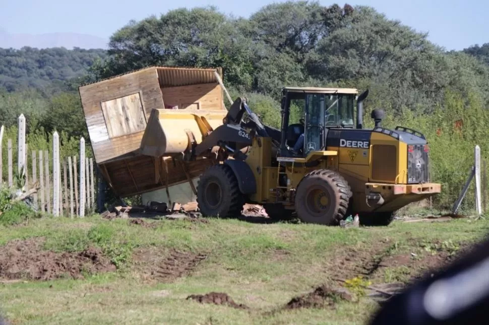 DESTRUCCIÓN. El desalojo se concretó con maquinaria y personal de Vialidad de la provincia.  