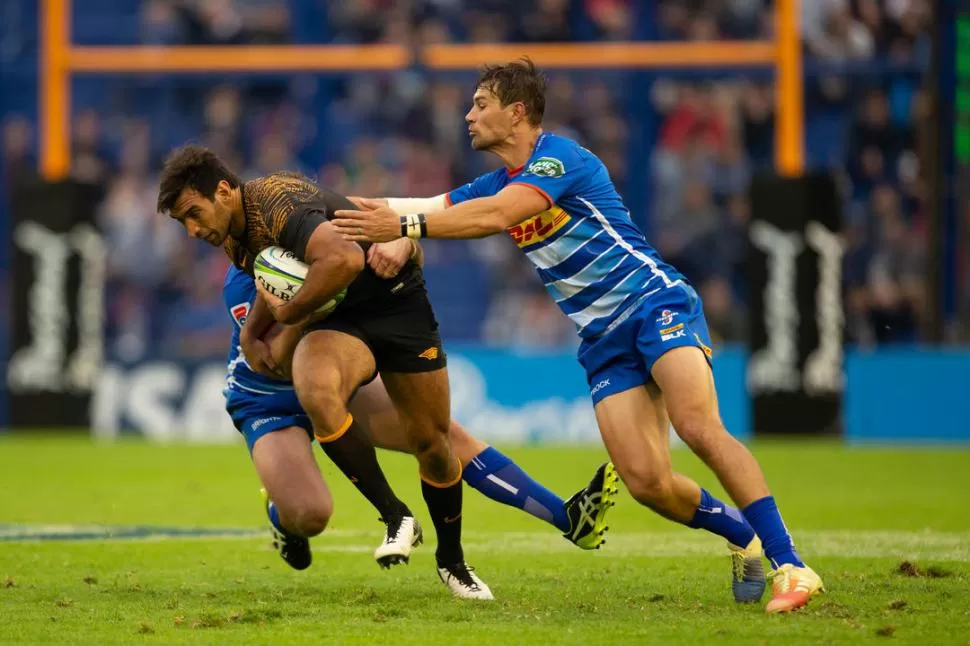 CON FUERZA. Orlando, de buen nivel, se lleva a la rastra a dos sudafricanos. prensa uar