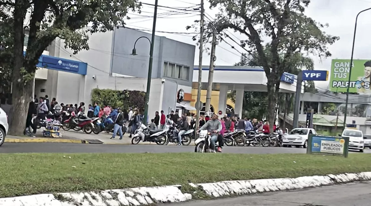 A LA ESPERA DE LOS PLANES. Fuera de la sucursal del Banco Macro de Yerba Buena se agolparon ayer beneficiarios para el cobro de subsidios. LA GACETA/FOTO DE JULIO MARENGO