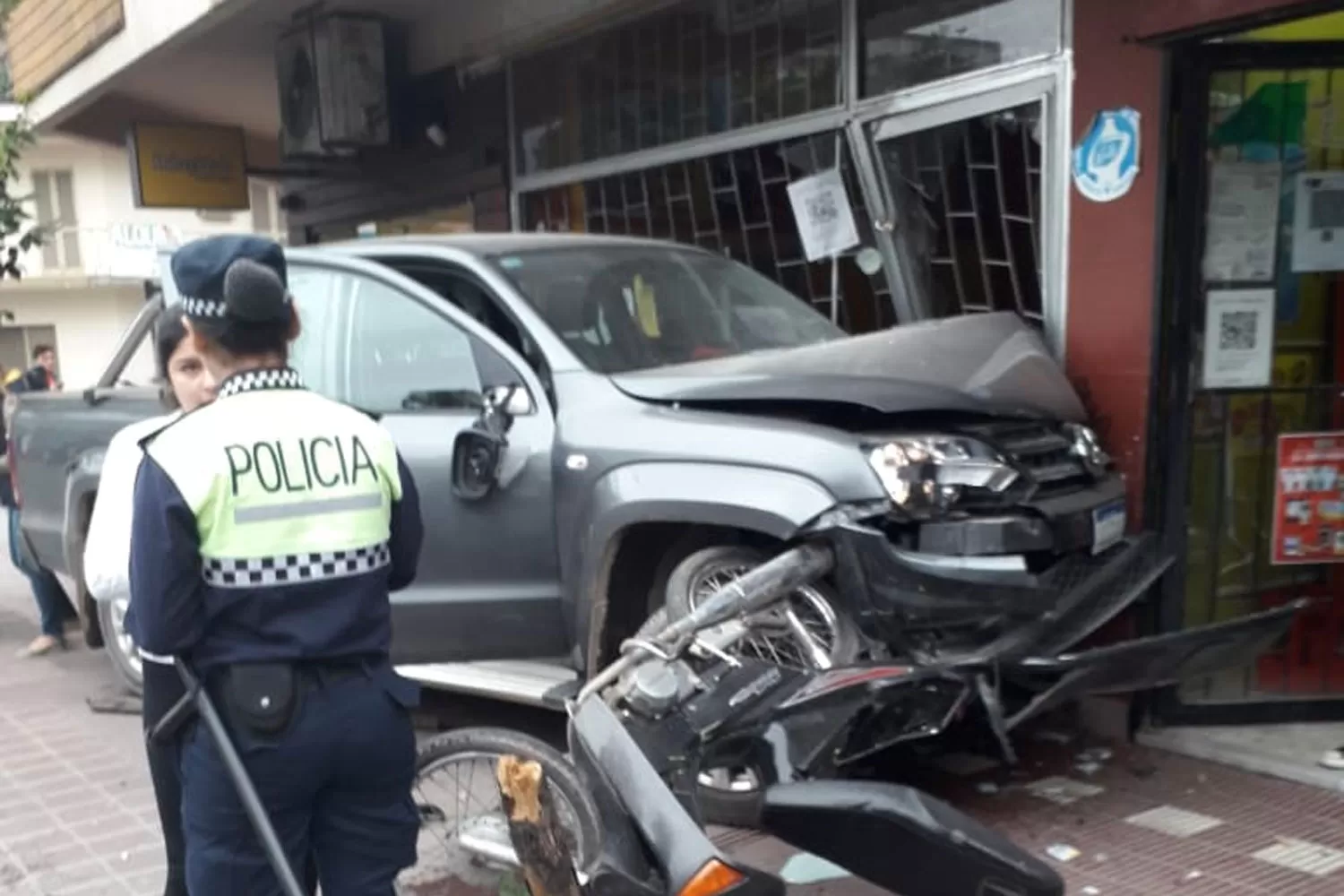 LA RIOJA Y CRISÓSTOMO ÁLVAREZ. La camioneta subió a la vereda y embistió a una moto.