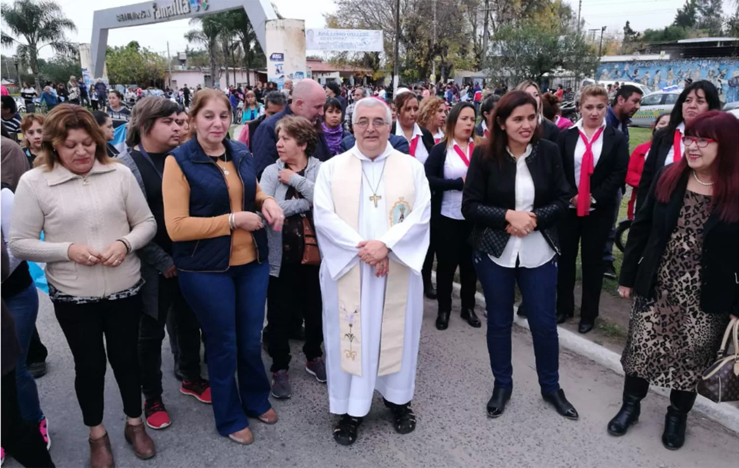 El arzobispo de Tucumán, Carlos Sánchez, junto a la intendenta de Famaillá, Patricia Lizárraga (derecha).