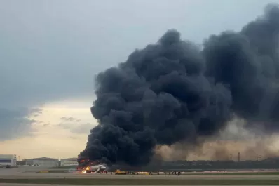 Un avión ruso se incendió en la pista y murieron 41 pasajeros