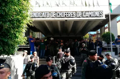 Allanaron sedes de Camioneros por la causa de corrupción en Independiente