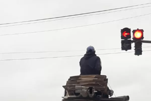 Video: en Tucumán circula un motocarro con un hombre a tres metros de altura